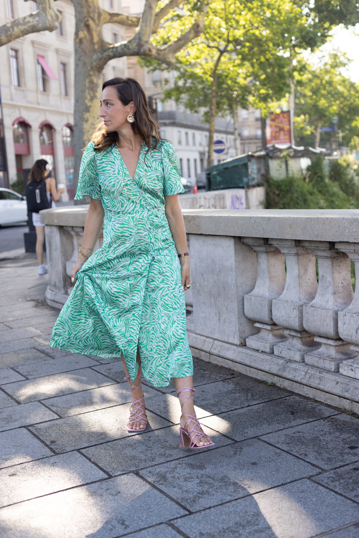 Robe portefeuille à motif rose et verte