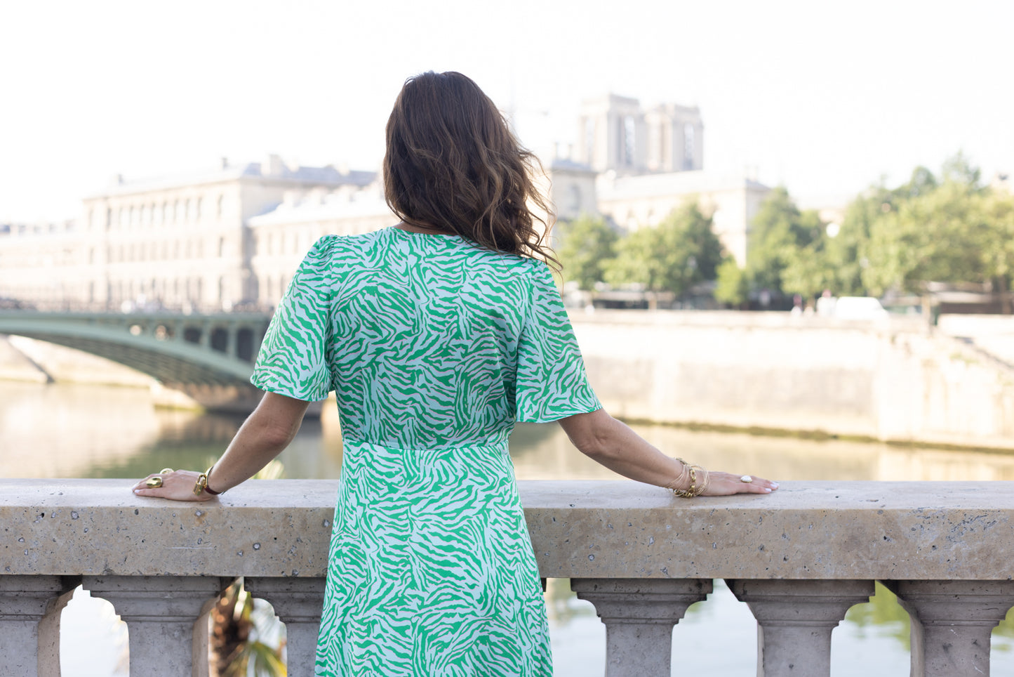 Robe portefeuille à motif rose et verte