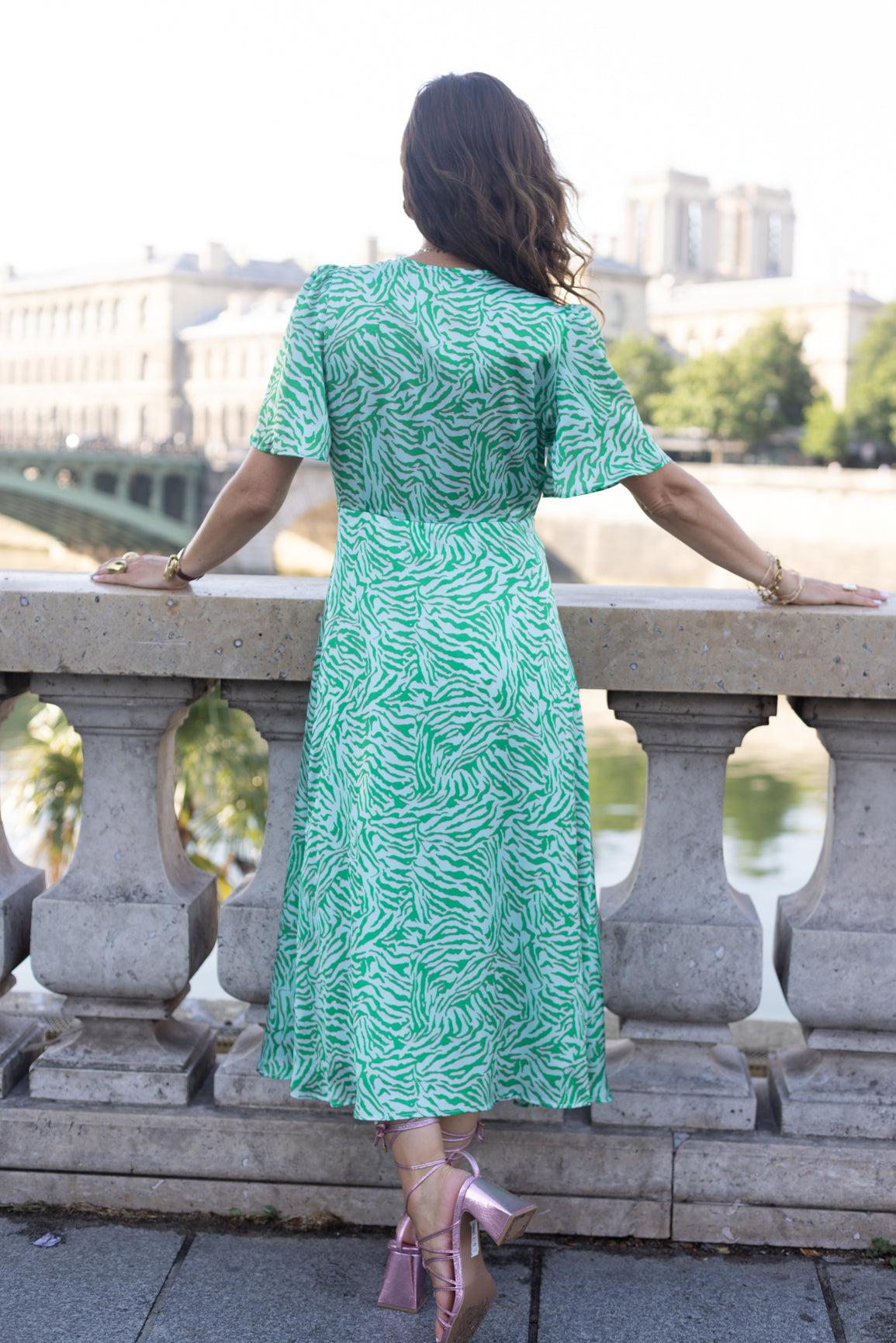 Robe portefeuille à motif rose et verte