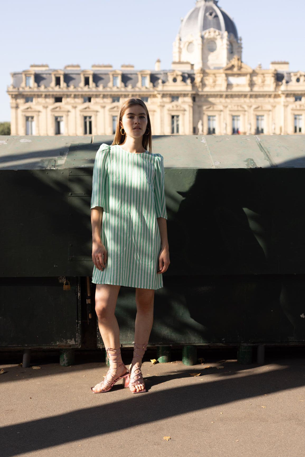 Robe courte à rayures verte et blanche