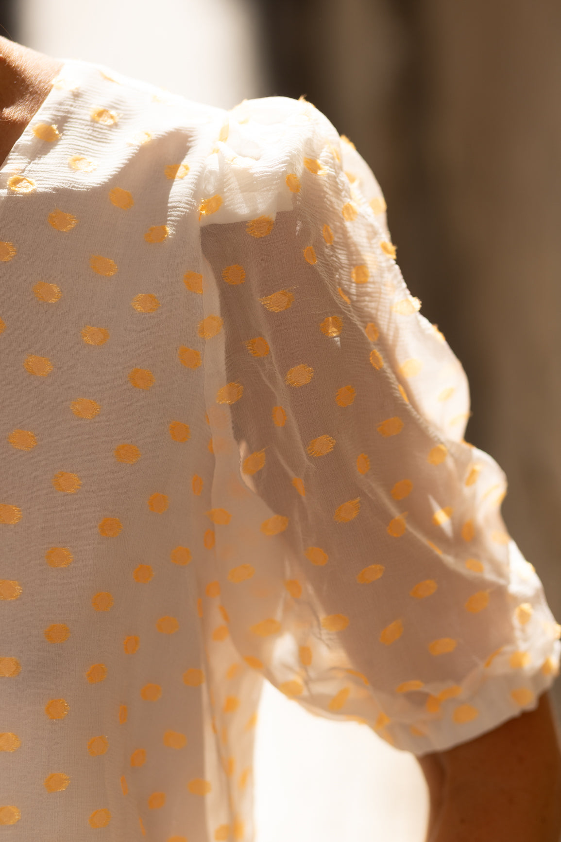 Blouse en soie à pois orange LYS
