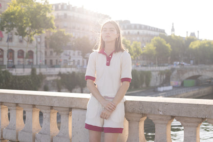 Polo écru en maille détail fushia