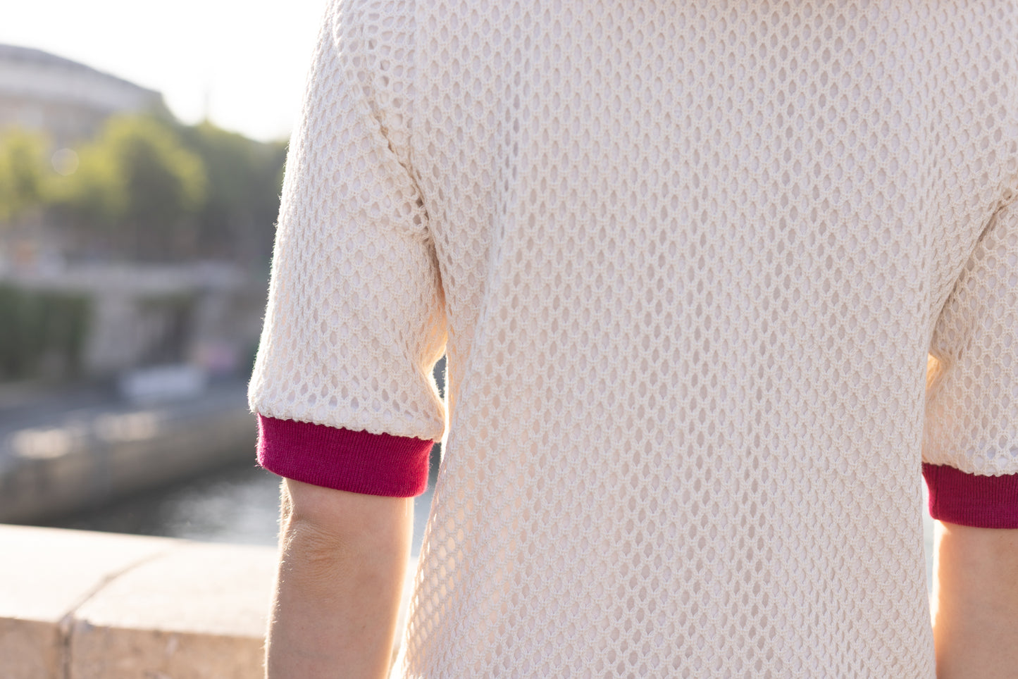 Polo écru en maille détail fushia