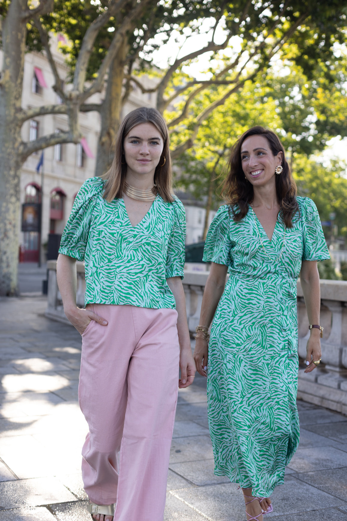 Haut à motif vert et rose