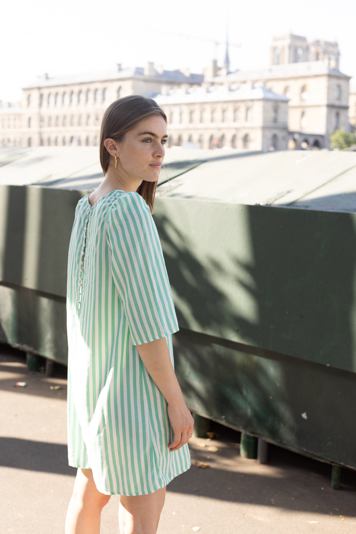 Robe courte à rayures verte et blanche