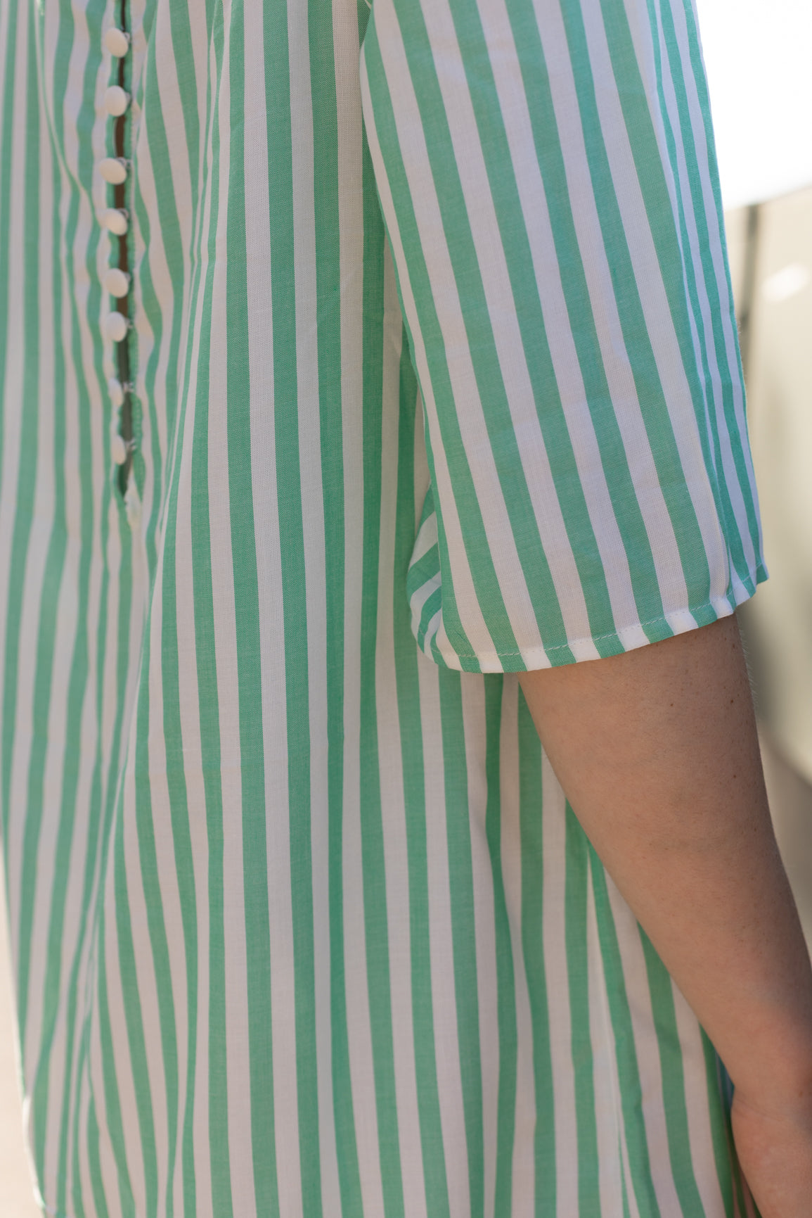 Robe courte à rayures verte et blanche